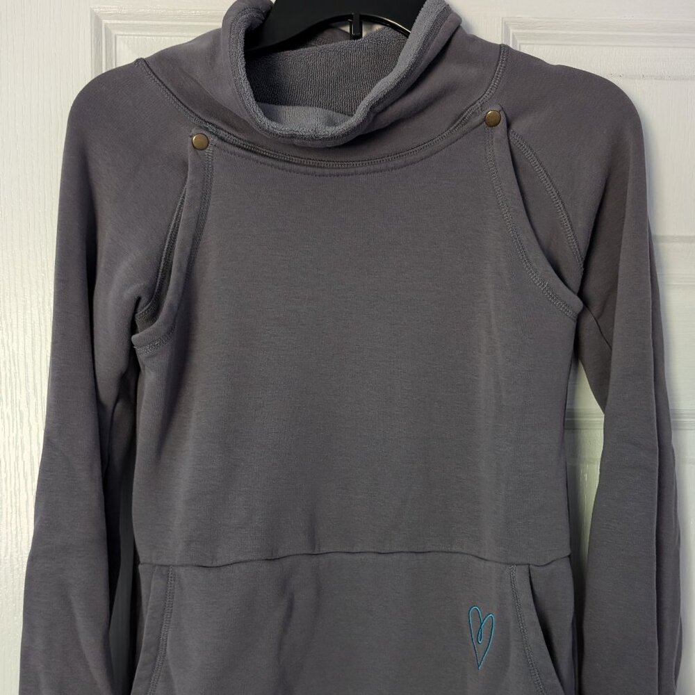 Latched mama front snap pullover